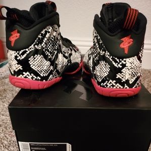 Boys Nike Posite One Size 6Y/ Like new